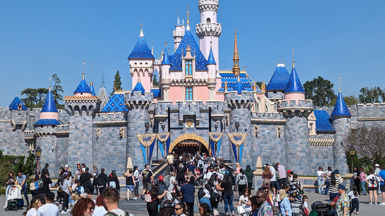 Παιδόφιλος οργάνωσε στη Disneyland γάμο με… 9χρονη Παιδόφιλος οργάνωσε στη Disneyland γάμο με… 9χρονη
