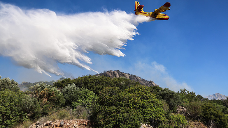 Μάχη με τις φλόγες για τρίτη ημέρα στη Χίο