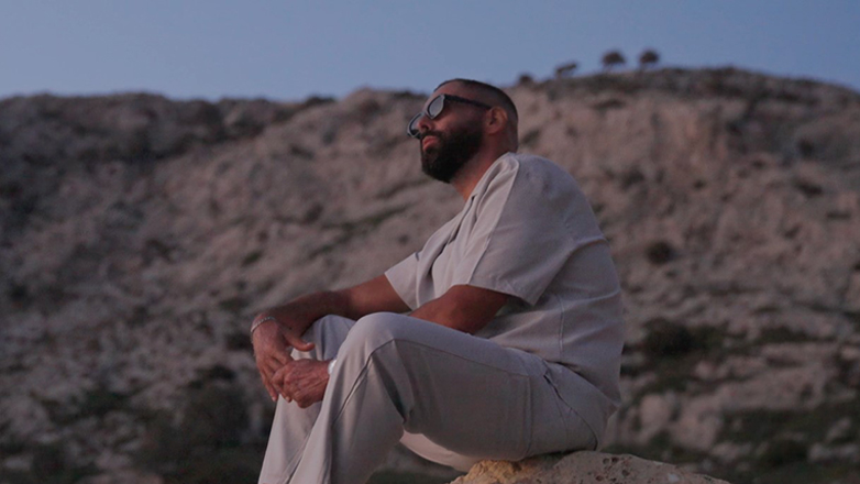 Λειψοί: Ο Δήμαρχος και ο ράπερ Μιχαλάρας υποδέχονται το καλοκαίρι με το remix του τραγουδιού «Το Φιλί της Φωτιάς»