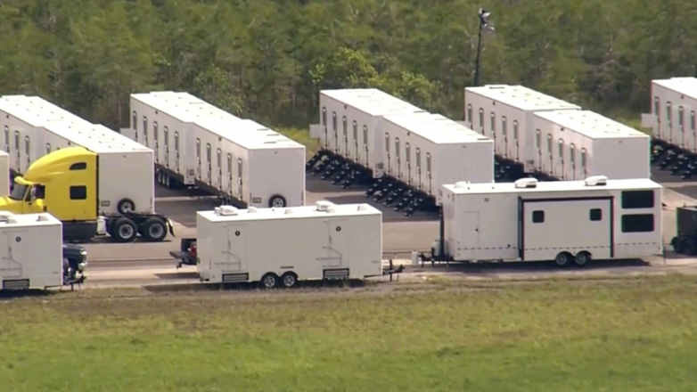 «Αλκατράζ με αλιγάτορες» – Το νέο κέντρο κράτησης μεταναστών στη Φλόριντα