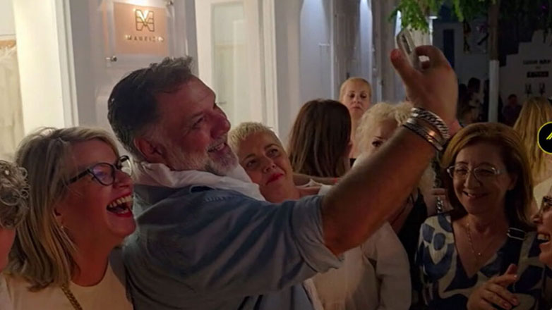 Γρηγόρης Αρναούτογλου: Ουρές στα Ματογιάννια της Μυκόνου για μια φωτογραφία με τον παρουσιαστή