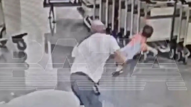Βίντεο-Σοκ: Άνδρας άρπαξε παιδί και το χτύπησε με βία στο πάτωμα αεροδρομίου