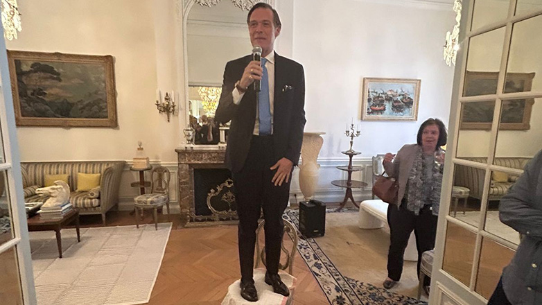 Οι περιπέτειες ενός Πρέσβη και το… πετσετάκι