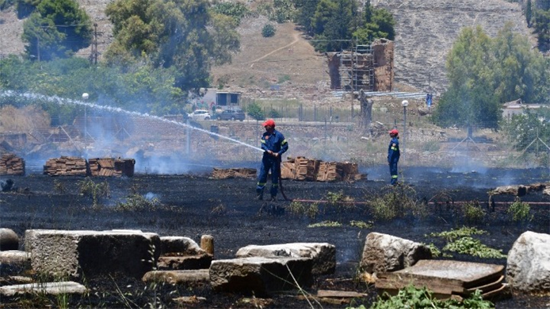 Άργος: Κατάσβεση πυρκαγιάς σε οικόπεδο πλησίον του επισκέψιμου αρχαιολογικού χώρου της Αρχαίας Αγοράς