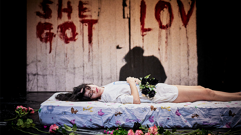 Η νύφη και το «Καληνύχτα, Σταχτοπούτα»: Μια τολμηρή περφόμανς για τη γυναικεία σεξουαλική κακοποίηση