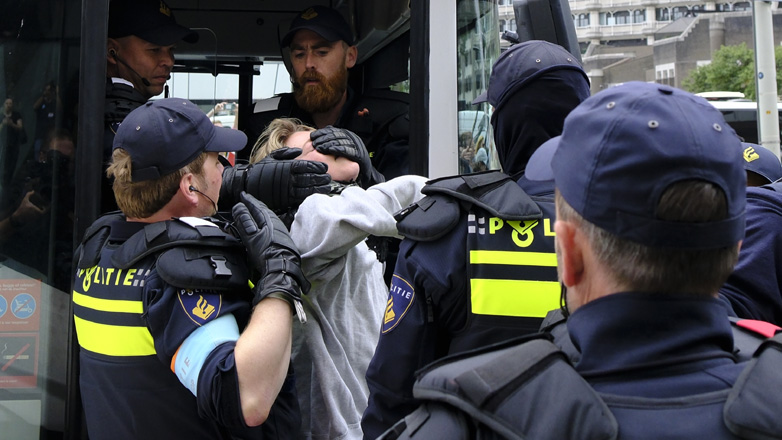 Ολλανδία: 200 συλλήψεις σε διαδήλωση εναντίον της συνόδου του NATO στη Χάγη