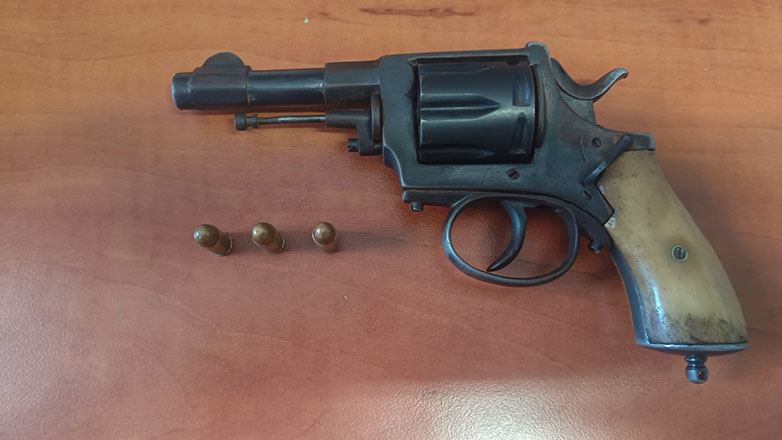 Αγία Βαρβάρα: Συνελήφθη δραπέτης εννέα μηνών – Βρέθηκε όπλο στην τσάντα της συνοδού του