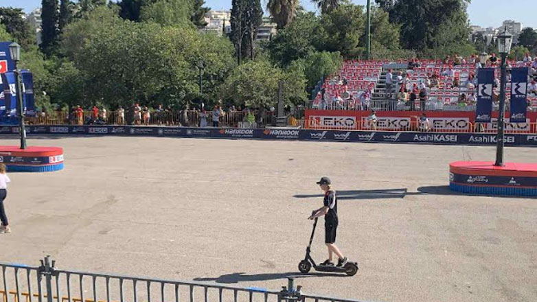 ΕΚΟ Rally Acropolis: Ο Kalle Rovanpera βολτάρει με πατίνι στην Υπερειδική του Ζαππείου, μισή ώρα πριν τον αγώνα
