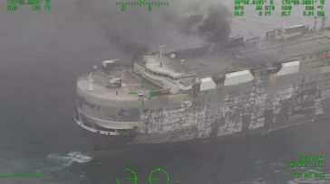Στον πυθμένα του ωκεανού το φορτηγό πλοίο με τα 3.000 αυτοκίνητα που καιγόταν εδώ και 20 μέρες