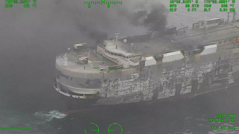 Στον πυθμένα του ωκεανού το φορτηγό πλοίο με τα 3.000 αυτοκίνητα που καιγόταν εδώ και 20 μέρες