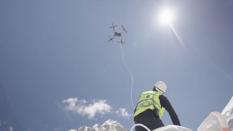 Καθαρίζοντας την κορυφή του κόσμου: Η αποστολή των drones στο Έβερεστ