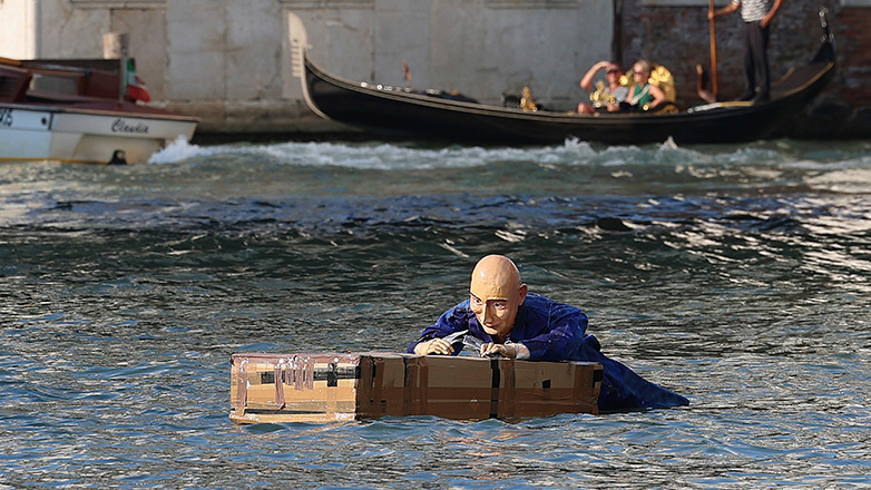 Ακτιβιστές πέταξαν κούκλα του Τζεφ Μπέζος στο Μεγάλο Κανάλι της Βενετίας