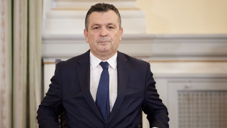 Ο υφυπουργός που λατρεύει τα εξώδικα