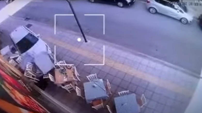 Αγρίνιο: Αυτοκίνητο πήρε παραμάζωμα όλο το πεζοδρόμιο