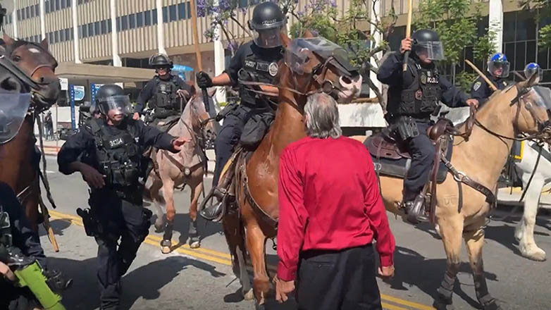 Βίντεο με την έφιππη αστυνομία του Λος Άντζελες εναντίον διαδηλωτών