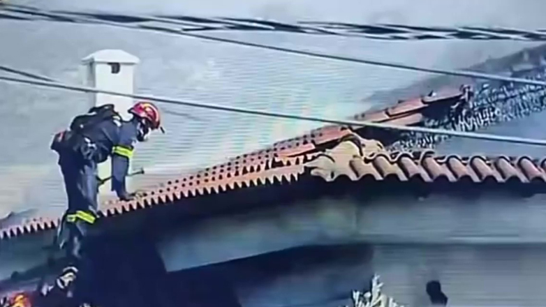 Παλαιά Φώκαια: Με κίνδυνο της ζωής του προσπαθεί να σώσει περιουσίες