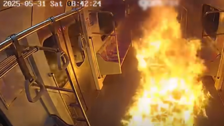 Βίντεο – Σοκ: Άνδρας ανάβει φωτιά μέσα σε βαγόνι γεμάτο επιβάτες