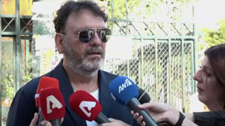 Στάθης Αγγελόπουλος: Αναβλήθηκε η δίκη του – Χρηματικό πρόστιμο στους μάρτυρες που δεν προσήλθαν