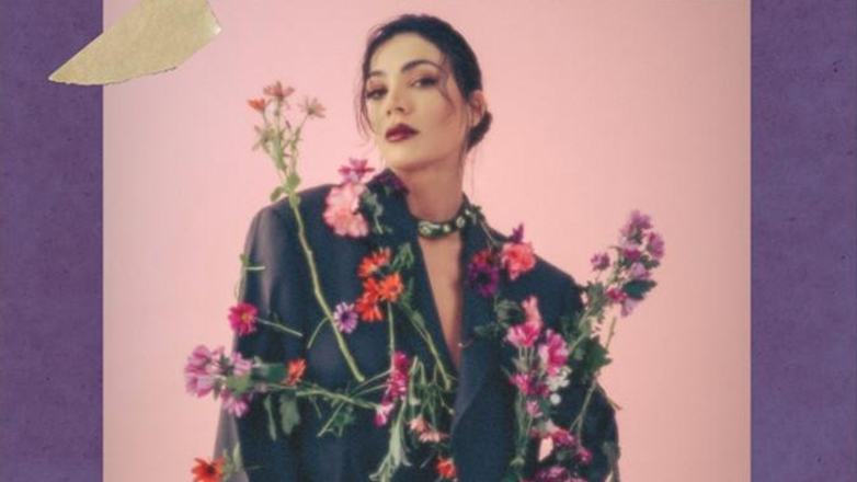 Η Ήβη Αδάμου κυκλοφορεί το νέο της τραγούδι και δηλώνει: «Κουβαλάει μέσα του όλα όσα νιώθω»