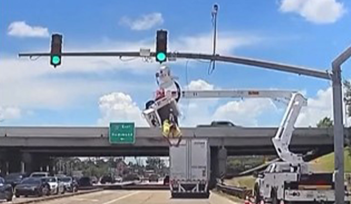 Συγκλονιστικό βίντεο: Πώς σώθηκε ο ηλεκτρολόγος περά τη σύγκρουση με νταλίκα