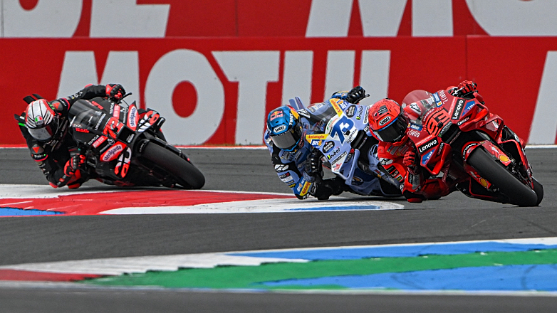 Ο Marc Marquez υπερασπίζεται τη νίκη από τον Alex Marquez στο MotoGP Sprint του Assen