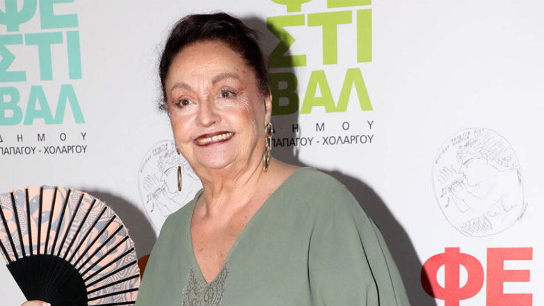 Μίρκα Παπακωνσταντίνου: Με κομψή εμφάνιση στην πρεμιέρα της παράστασης «Αινιγματικές Παραλλαγές»