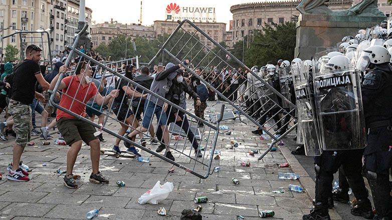 Σερβία: Διαδηλωτές απέκλεισαν οδικούς κόμβους μετά τις συλλήψεις φοιτητών