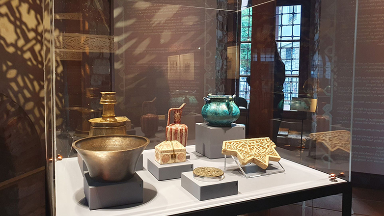 Δράμα: Ένα ταξίδι στην ισλαμική τέχνη από το Μουσείο Μπενάκη στο Σαντιρβάν τζαμί