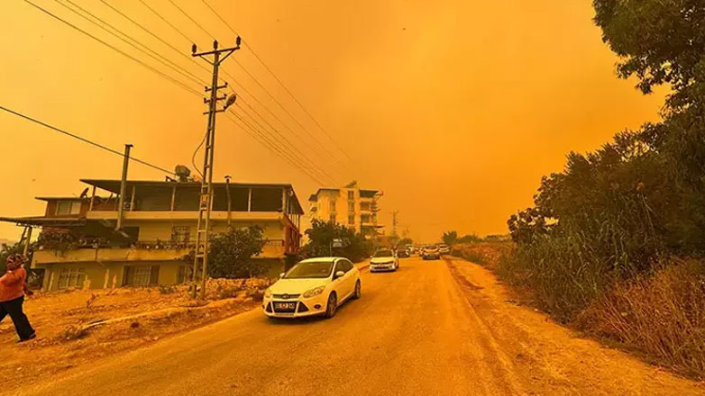Καίγεται για δεύτερη ημέρα η Τουρκία