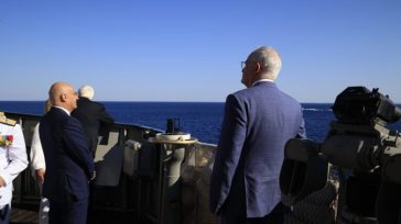 Στη φρεγάτα «Σπέτσαι» για την επιθεώρηση του Στόλου εν πλω, ο Πρόεδρος της Δημοκρατίας και ο Νίκος Δένδιας