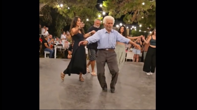 Viral ο χορός 92χρονου στη Σχοινούσα