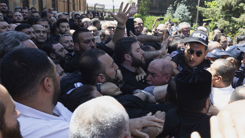 «Υπεύθυνες για τη σύγκρουση κυβέρνησης και εκκλησίας στην Αρμενία είναι οι ίδιες δυνάμεις όπως και στην Ουκρανία»