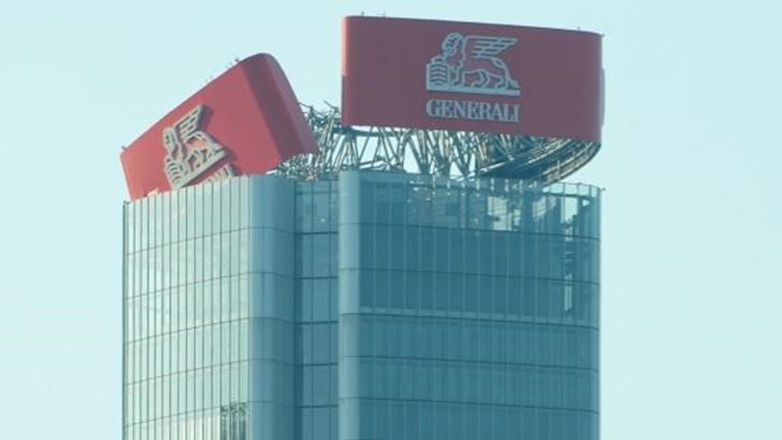 Ιταλία: «Στράβωσε» τεράστια διαφημιστική πινακίδα σε ουρανοξύστη του Μιλάνου