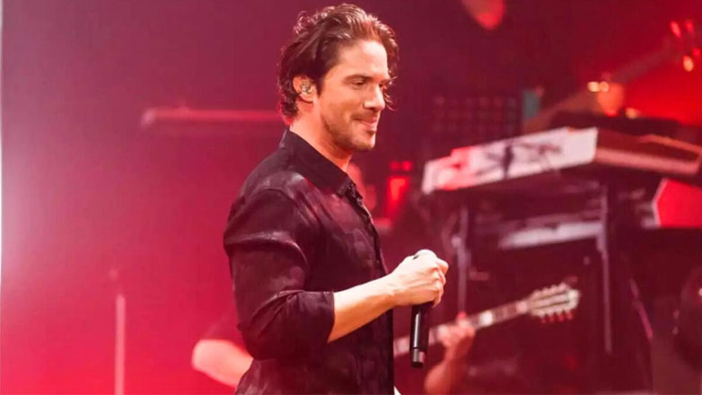 Νίκος Οικονομόπουλος: Η απάντηση του τραγουδιστή σε ερώτηση για τα Mad VMA – «Δεν ασχολούμαι, δεν με αφορά»