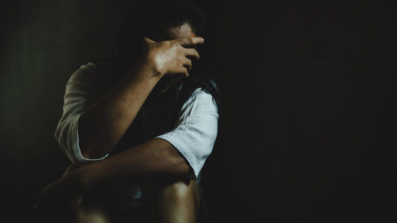 Λαμία: Ξυλοκόπησε άγρια τη σύντροφό του μέσα στο δρόμο