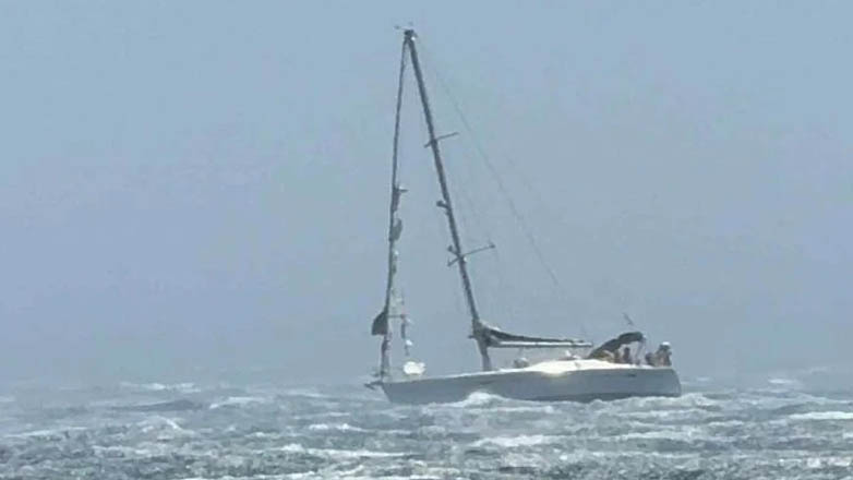 Τήνος: Ιστιοφόρο «παλεύει» με τα κύματα για να καταφέρει να μπει στο λιμάνι – Βίντεο