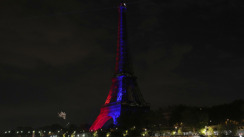 Ο Πύργος του Άιφελ φωταγωγήθηκε στα χρώματα της Παρί Σεν Ζερμέν