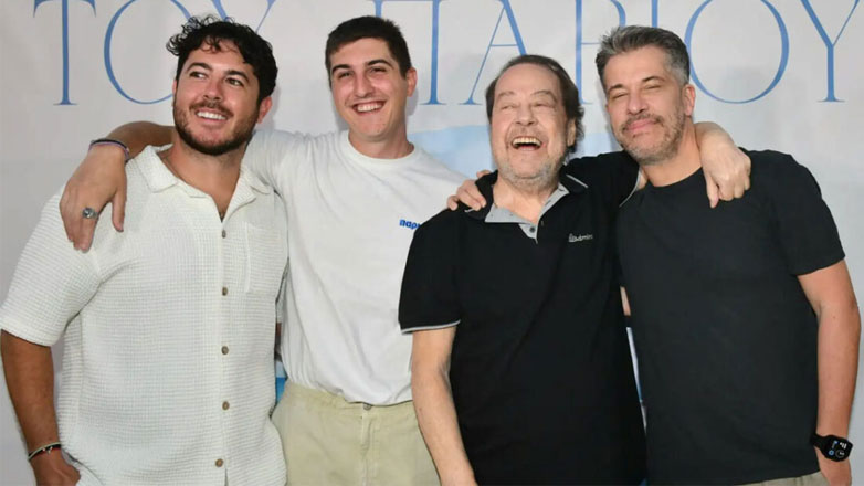 Γιάννης Πάριος: Η σπάνια οικογενειακή εμφάνιση με τους γιους του στην παρουσίαση του νέου του δίσκου