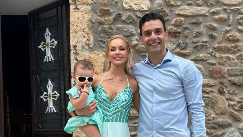Βίκυ Κάβουρα: Έγινε κουμπάρα σε φιλικό ζευγάρι – Η ανάρτηση με τον Γιώργο Τζαβέλλα και την κόρη τους