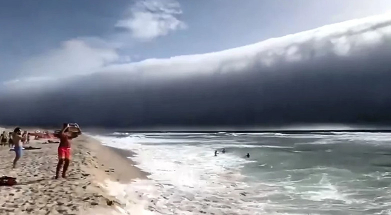 Θρίλερ με σύννεφο που σκέπασε τρεις παραλίες