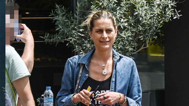 Τατιάνα Μπλάτνικ: Μόνη στο κέντρο της Αθήνας χωρίς ίχνος μακιγιάζ – Φωτογραφίες