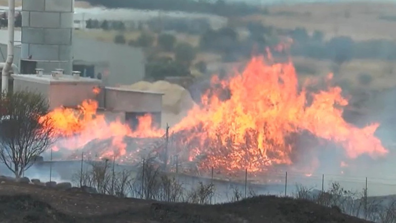 Σέρρες: Μαίνεται η φωτιά στο εργοστάσιο ξυλείας στο Νέο Σούλι