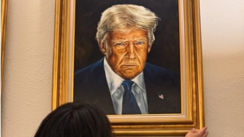 Με… θρησκευτικό μεγαλείο το νέο πορτρέτο του Τραμπ στο Καπιτώλιο