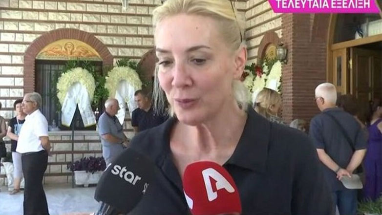 Ηρώ Καριοφύλλη: Συγκινημένη η Μαρία Νικόλτσιου στην εξόδιο ακολουθία της – «Ήμασταν μαζί από τα 19 μας!»