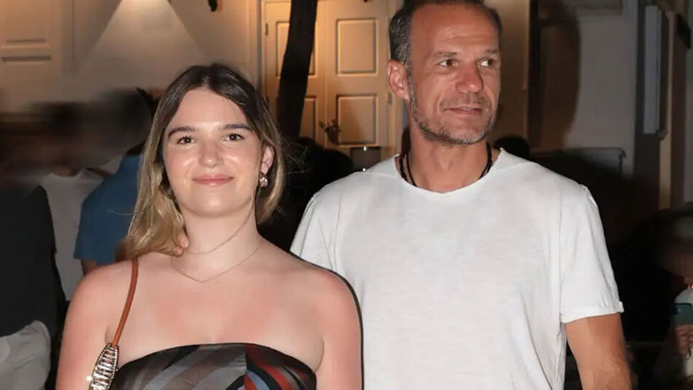 Άγγελος Μπασινάς: Στη Μύκονο με την 19χρονη κόρη του, Αλεξάνδρα – Φωτογραφίες από βραδινή τους έξοδο