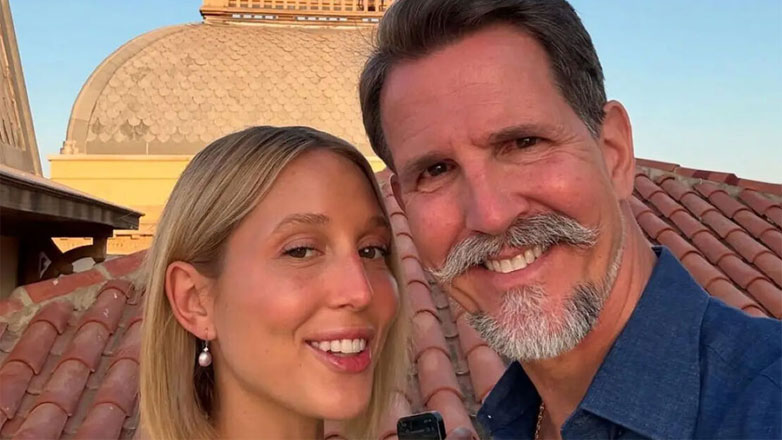 Παύλος Ντε Γκρες: Διακοπές στις Σπέτσες με τη Μαρί Σαντάλ και την Ολυμπία