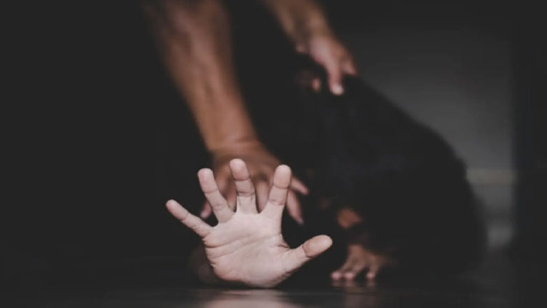 Παραδόθηκε στην Αστυνομία νεαρό άτομο για τον ομαδικό βιασμό της 14χρονης