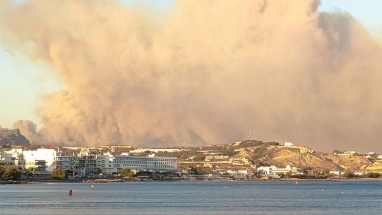 Καίγονται σπίτια στην Ιεράπετρα