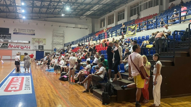 Ιεράπετρα: Εικόνες με την απομάκρυνση τουριστών από τα ξενοδοχεία