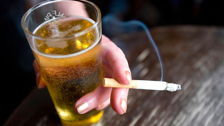 Βουλή: Ψηφίστηκε το νομοσχέδιο για την προστασία των ανηλίκων από προϊόντα καπνού και αλκοόλ